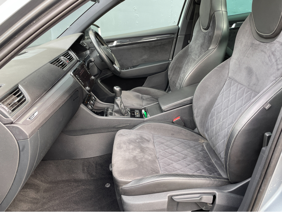2018 Skoda Superb - image 10