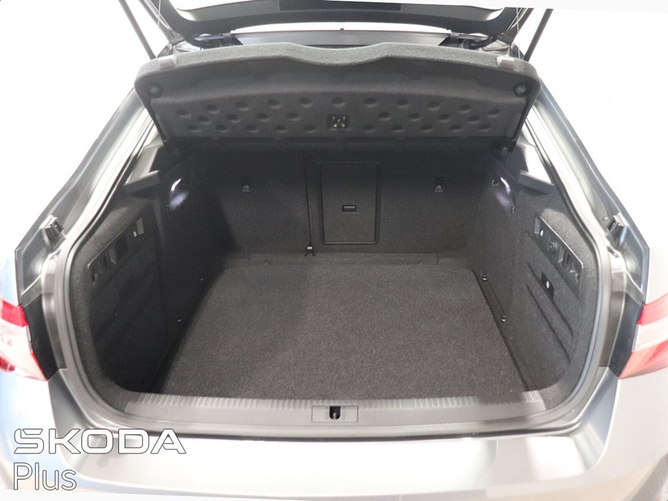 2022 Skoda Superb - image 10