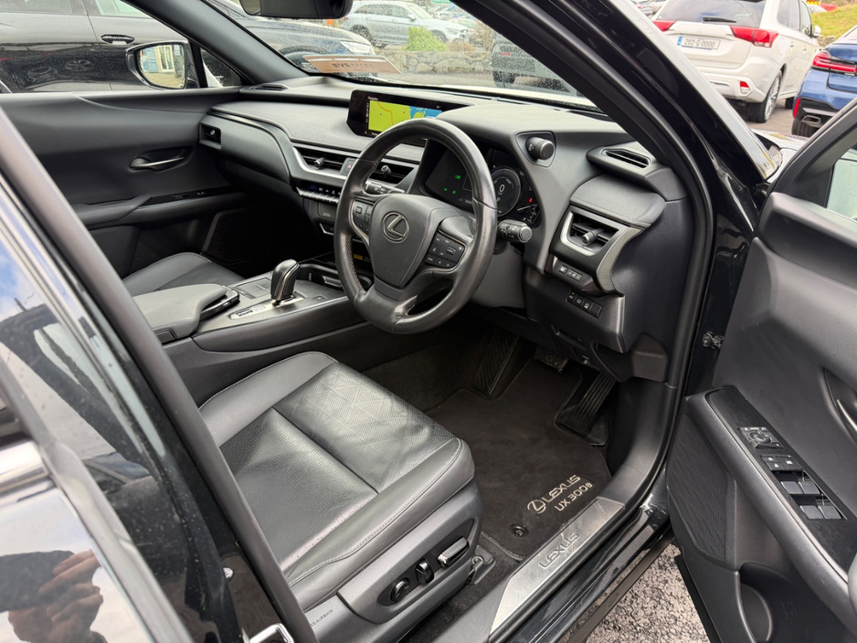 2021 Lexus UX 250 H - image 2