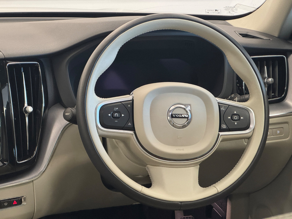 2022 Volvo XC60 - image 17