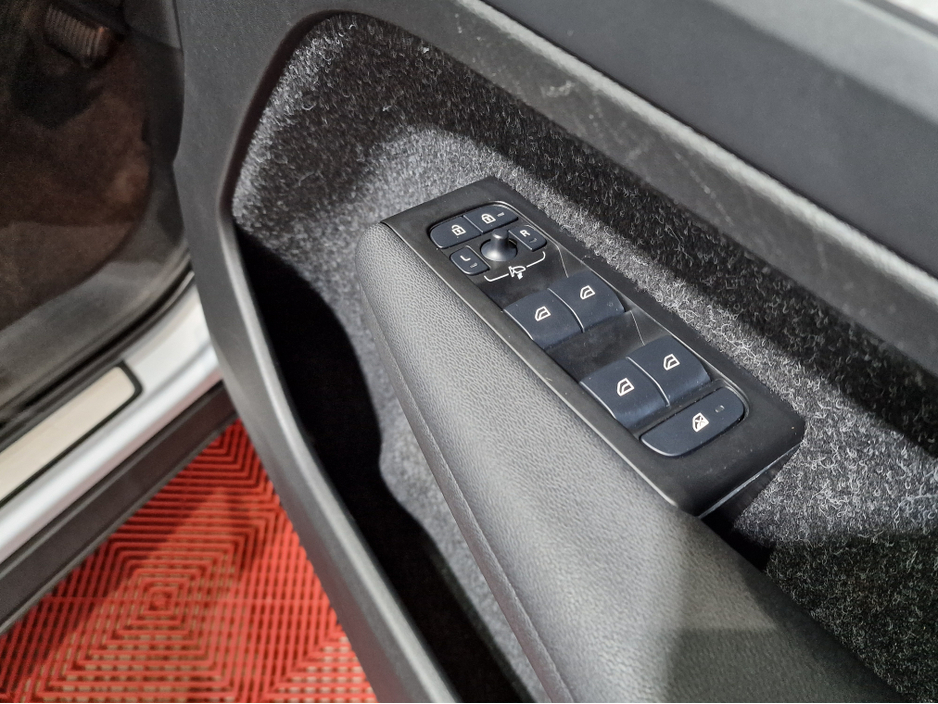 2021 Volvo XC40 - image 29