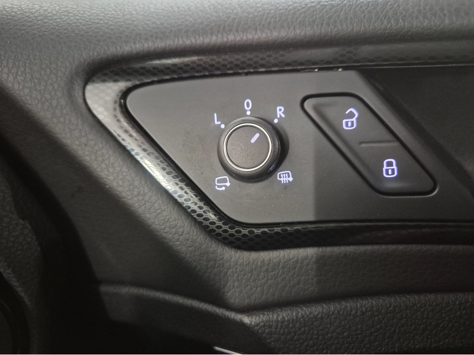 2017 Volkswagen Golf **HIGHLINE**ONLY 63000KMS**ALCANTARA SEATS*17" ALLOYS**BLIND SPOT WARNING**LANE ASSIST**KEYLESS ENTRY AND START**ADAPTIVE CRUISE CONTROL**DUAL ZONE CLIMATE CONTROL*REVERSE CAMERA*BLUETOOTH STREAMI €16,949