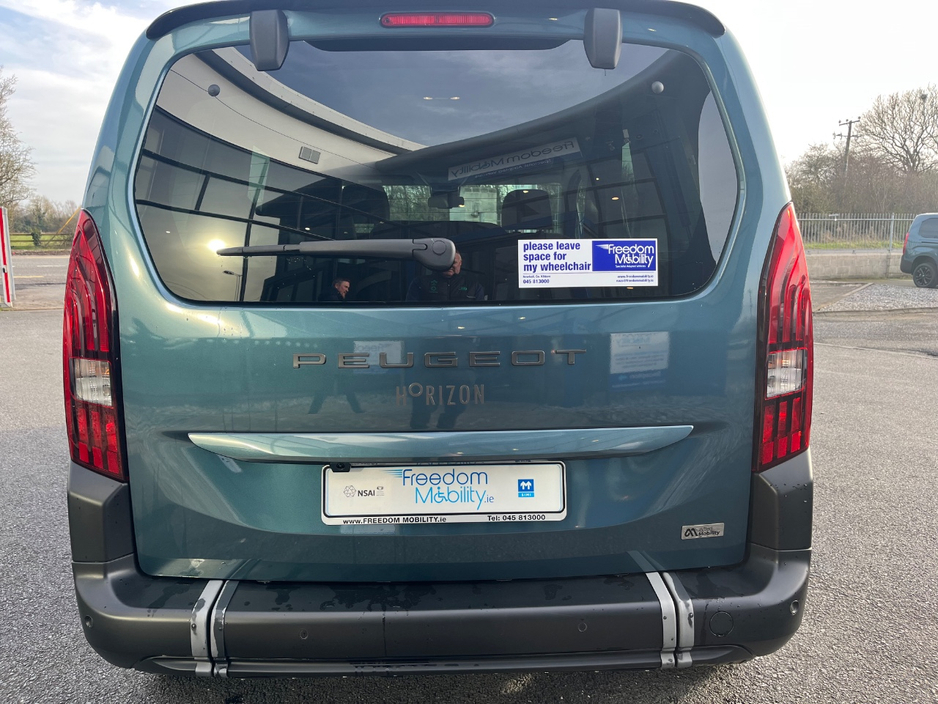 2025 Peugeot Rifter - image 8