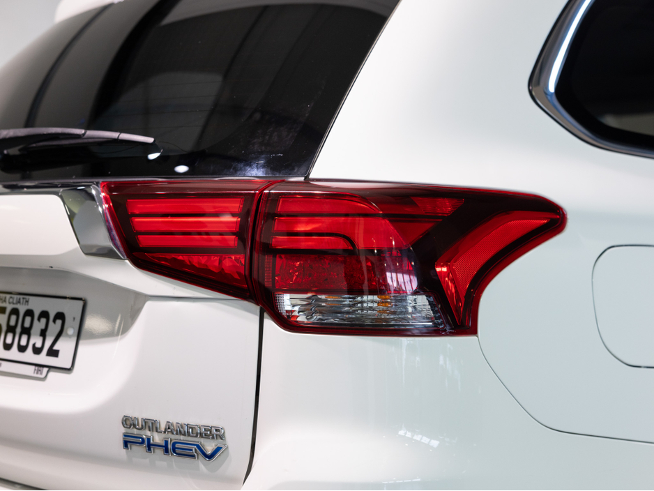 2016 Mitsubishi Outlander - image 9