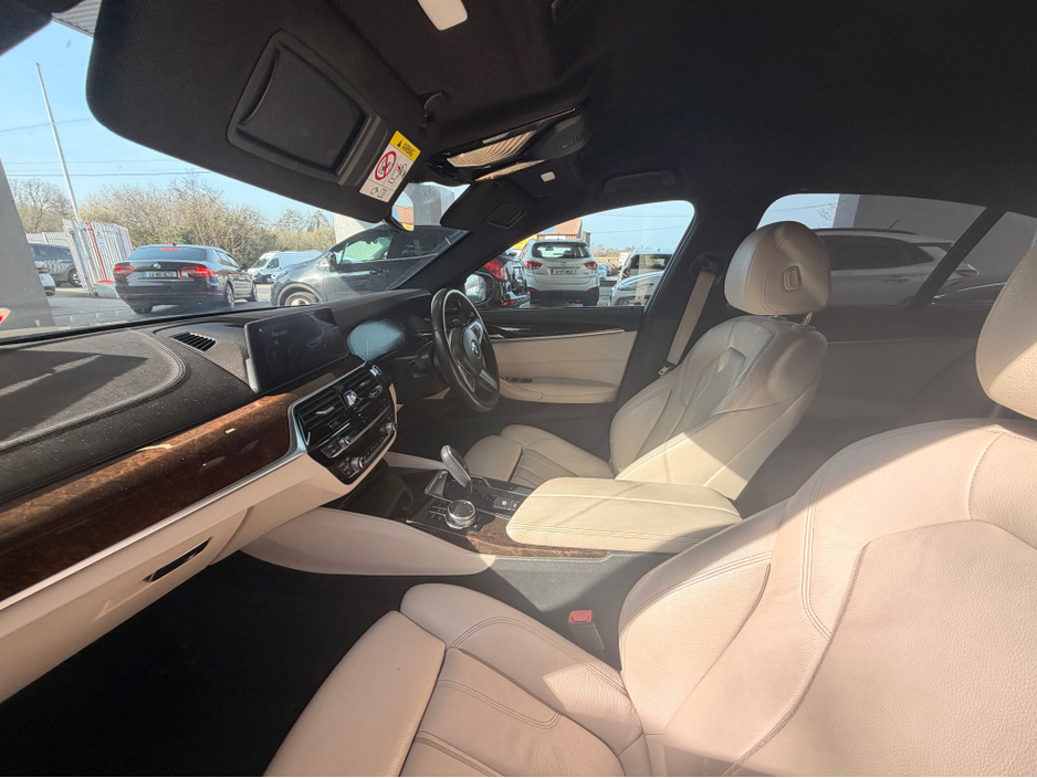 2019 BMW 5 Series - image 7