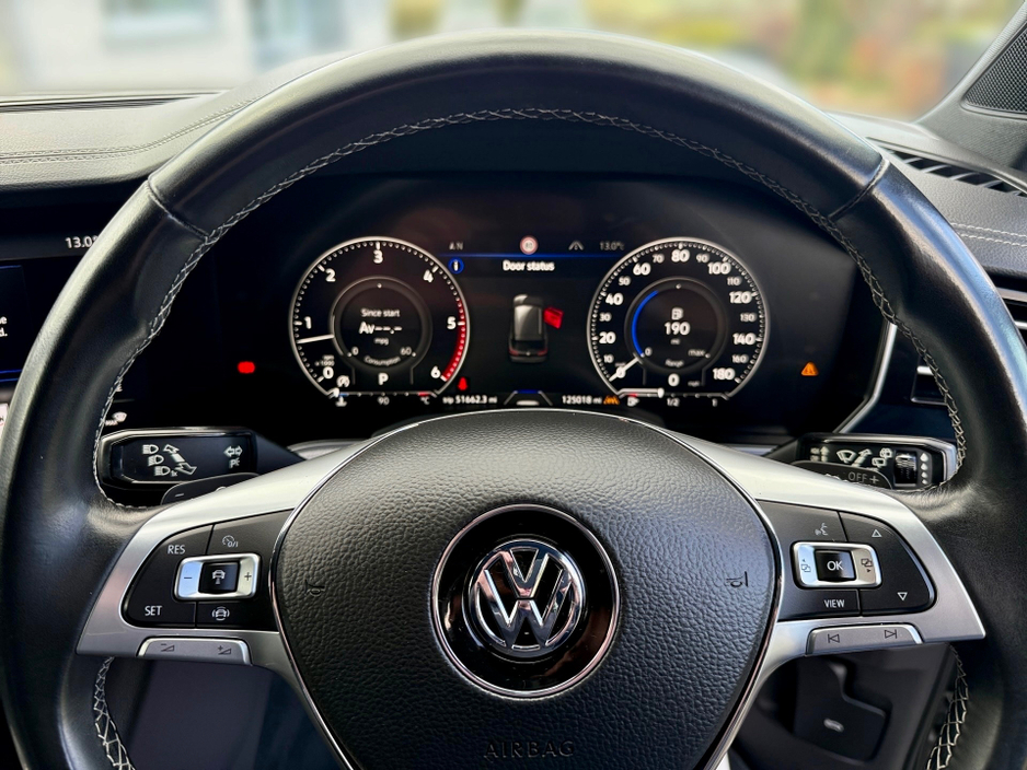 2019 Volkswagen Touareg - image 15