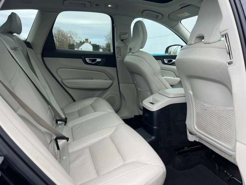 2023 Volvo XC60 - image 10