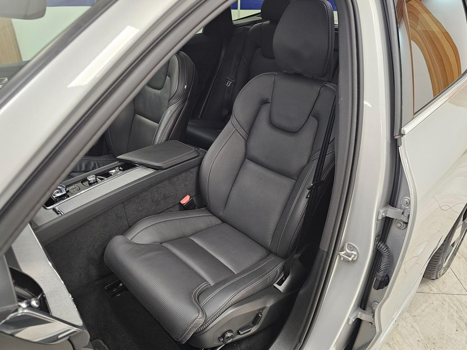 2025 Volvo XC60 - image 25