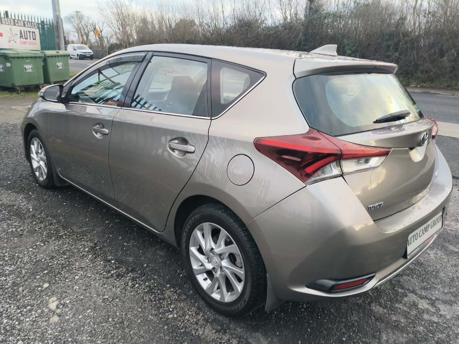 2016 Toyota Auris - image 5