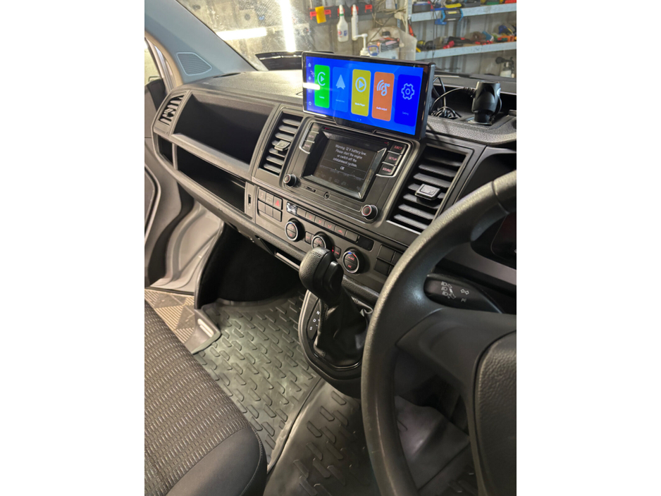 2019 Volkswagen Transporter Shuttle - image 9