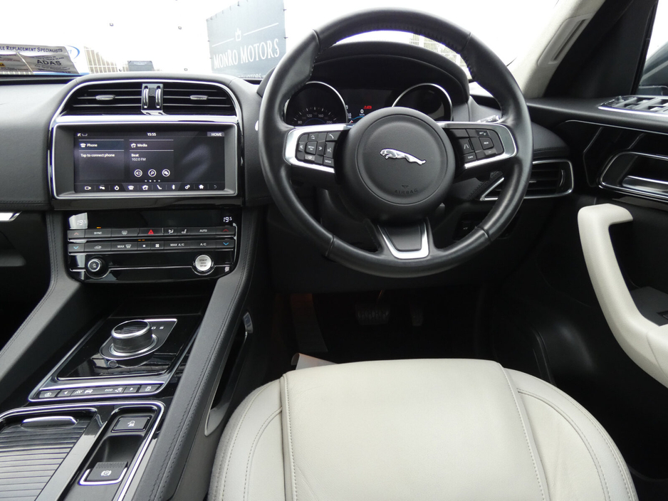 2020 Jaguar F-Pace - image 13