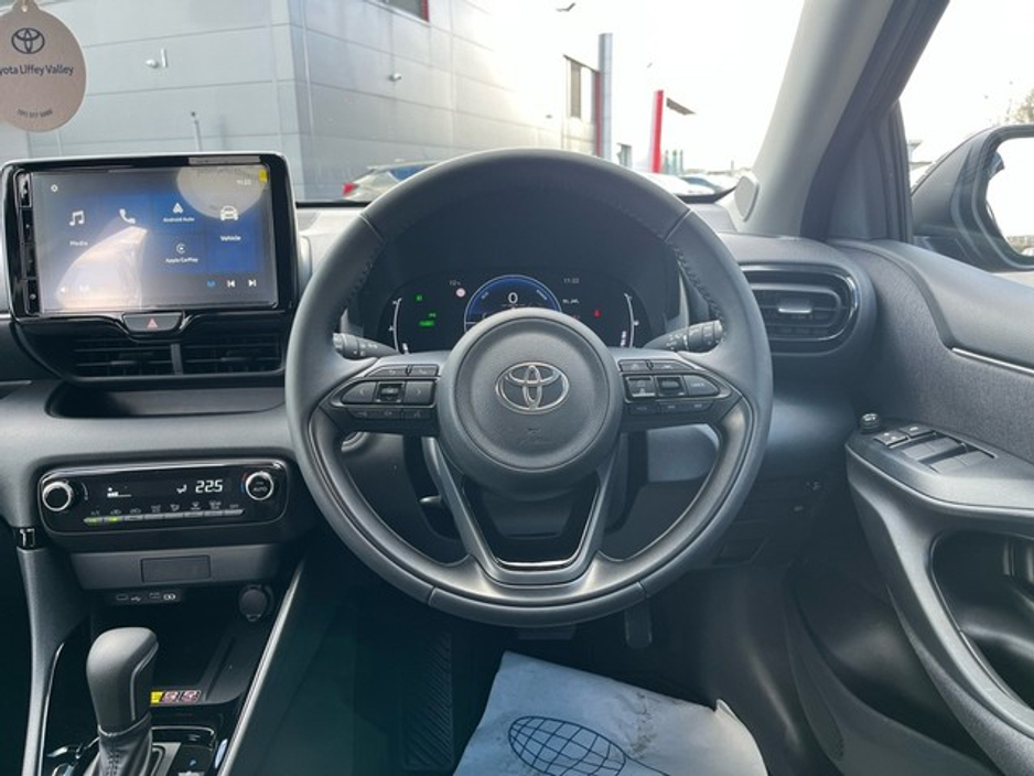 2025 Toyota Yaris - image 9