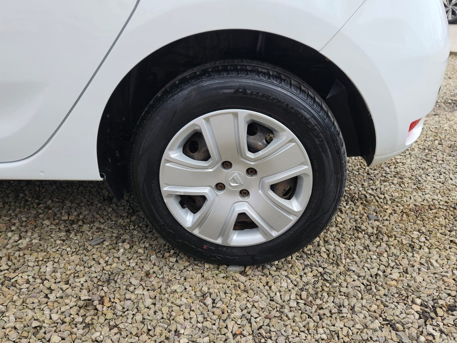 2020 Dacia Sandero - image 9