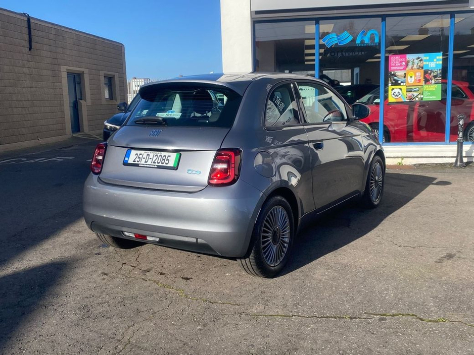 2025 Fiat 500e - image 5