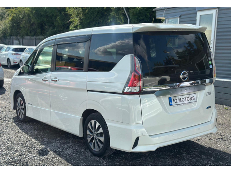 2016 Nissan Serena - image 12