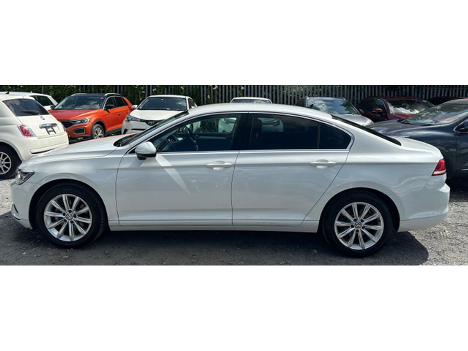 2016 Volkswagen Passat - image 5