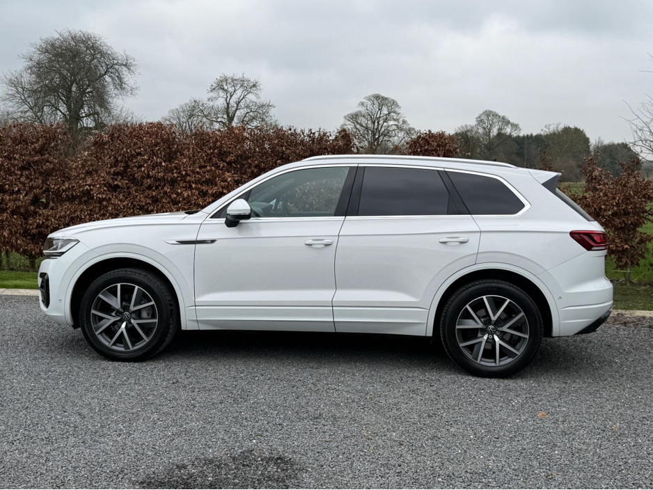 2023 Volkswagen Touareg - image 6