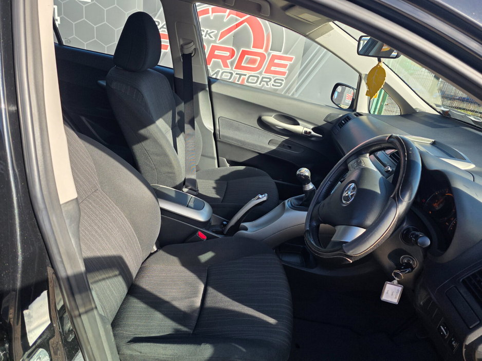 2007 Toyota Auris - image 8