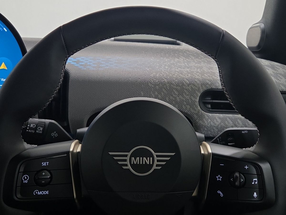 2025 MINI Hatch - image 9