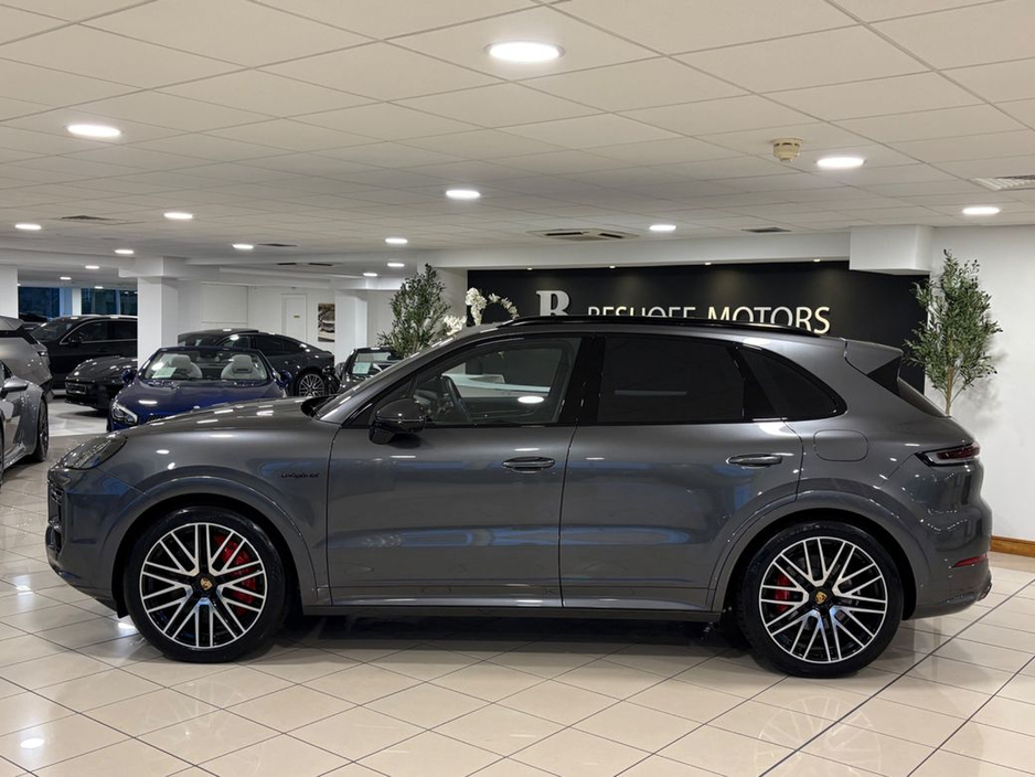 2024 Porsche Cayenne - image 6
