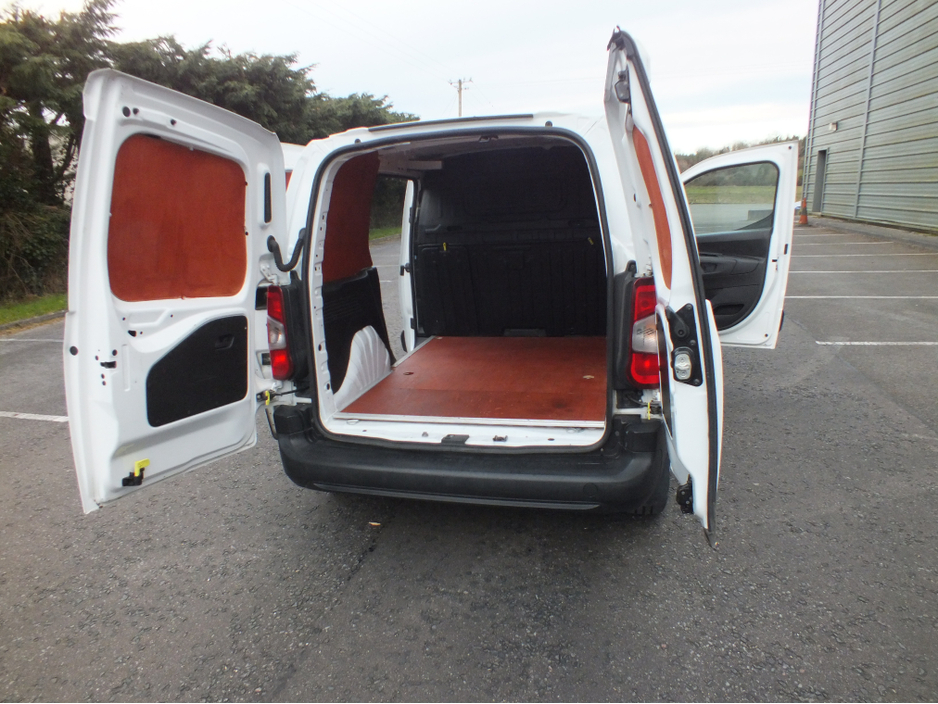 2019 Vauxhall Combo - image 11