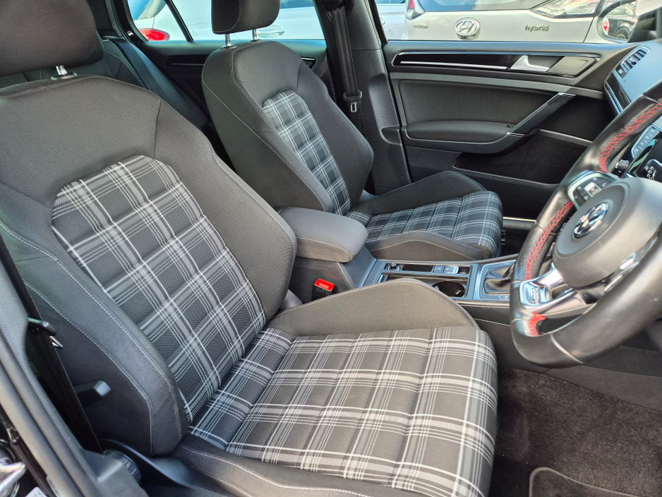 2015 Volkswagen Golf - image 17