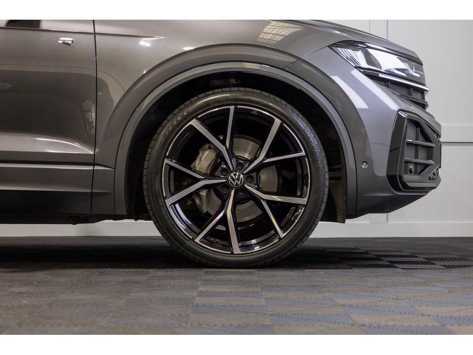 2025 Volkswagen Touareg - image 7