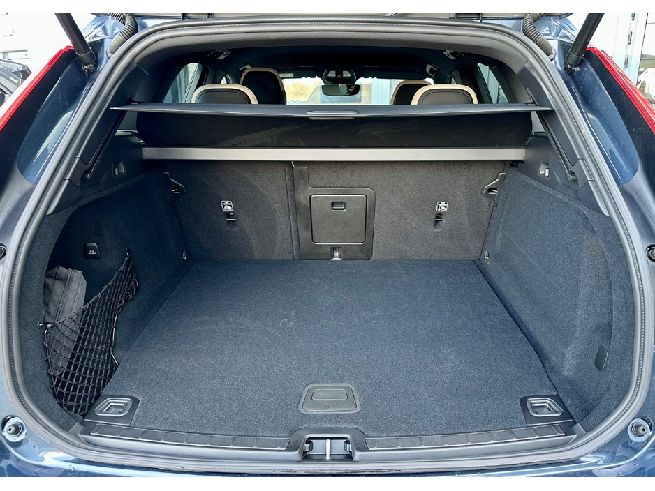 2025 Volvo XC60 - image 7