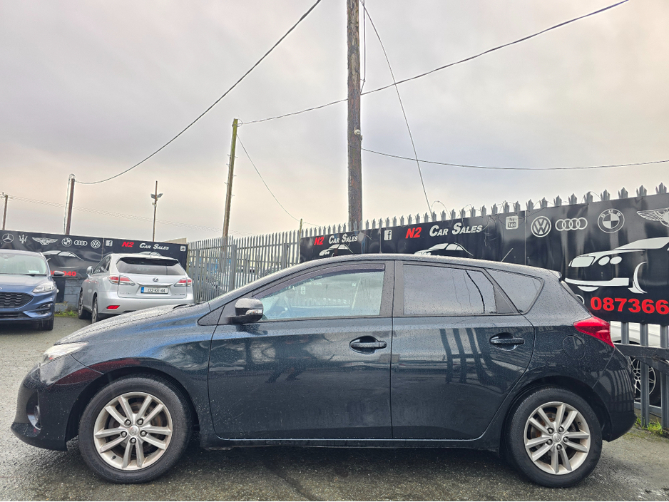 2015 Toyota Auris - image 4