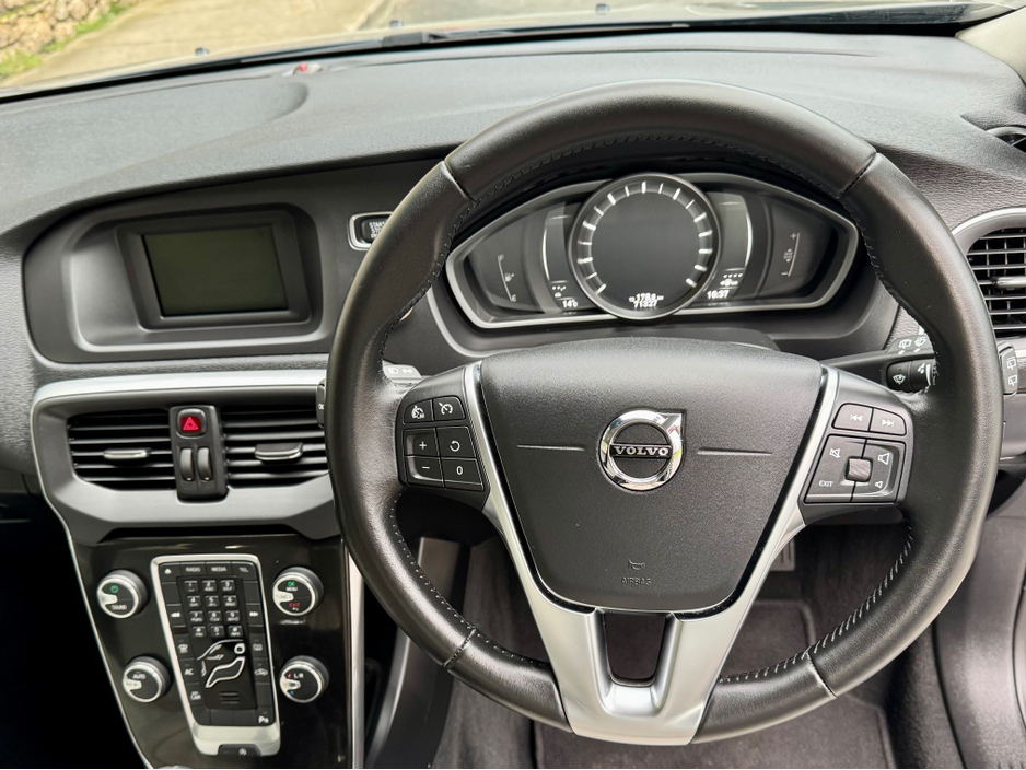2017 Volvo V40 - image 23