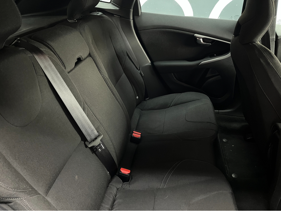 2015 Volvo V40 - image 11