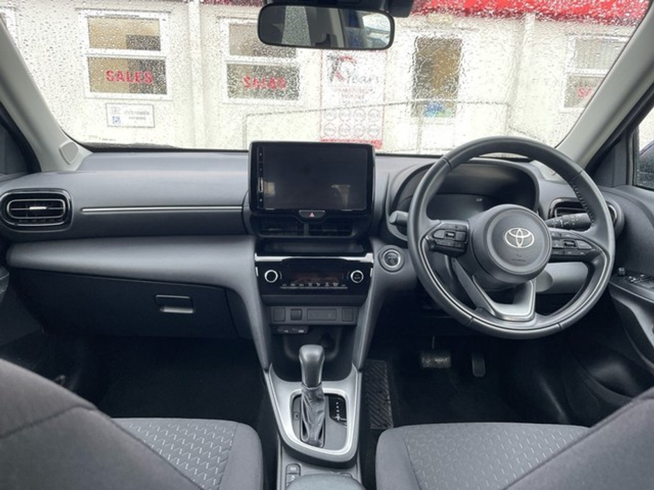 2025 Toyota Yaris Cross - image 8