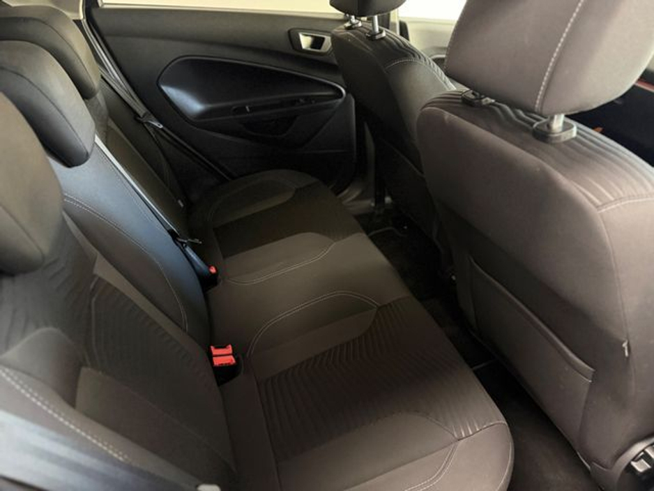 2015 Ford Fiesta - image 13