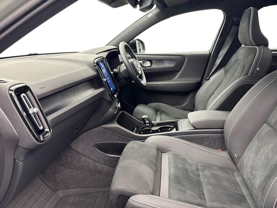 2024 Volvo XC40 - image 2
