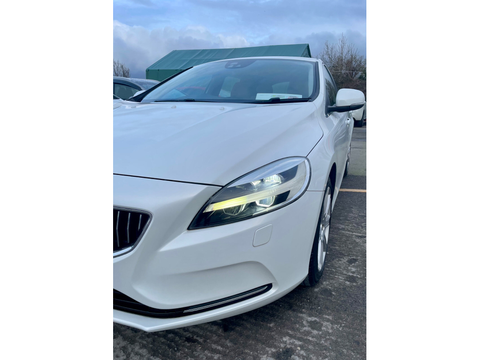 2017 Volvo V40 - image 5