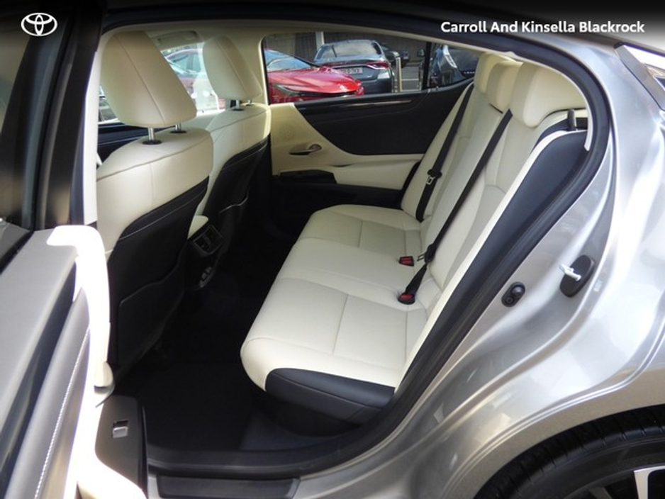 2021 Lexus ES 300 H - image 7