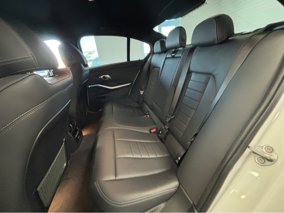 2020 BMW 3 Series - image 12