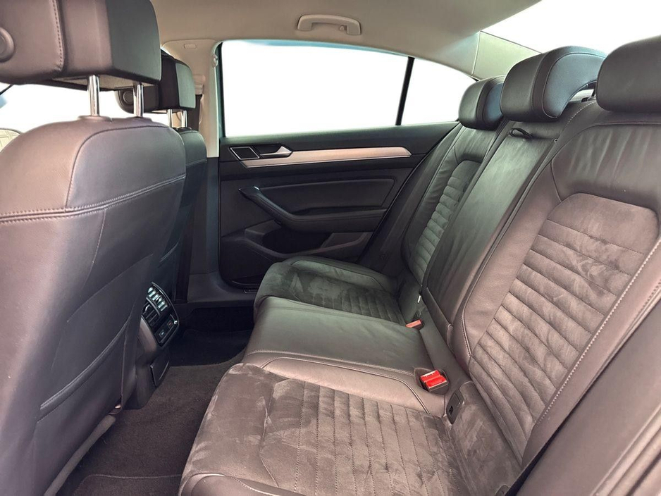 2019 Volkswagen Passat - image 11