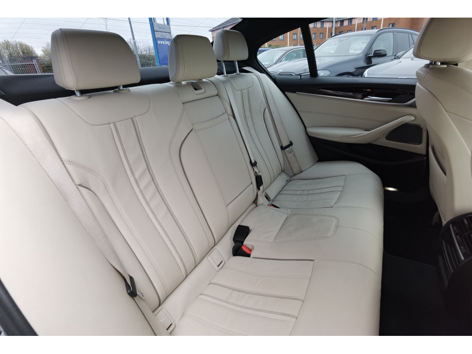 2019 BMW 5 Series - image 11
