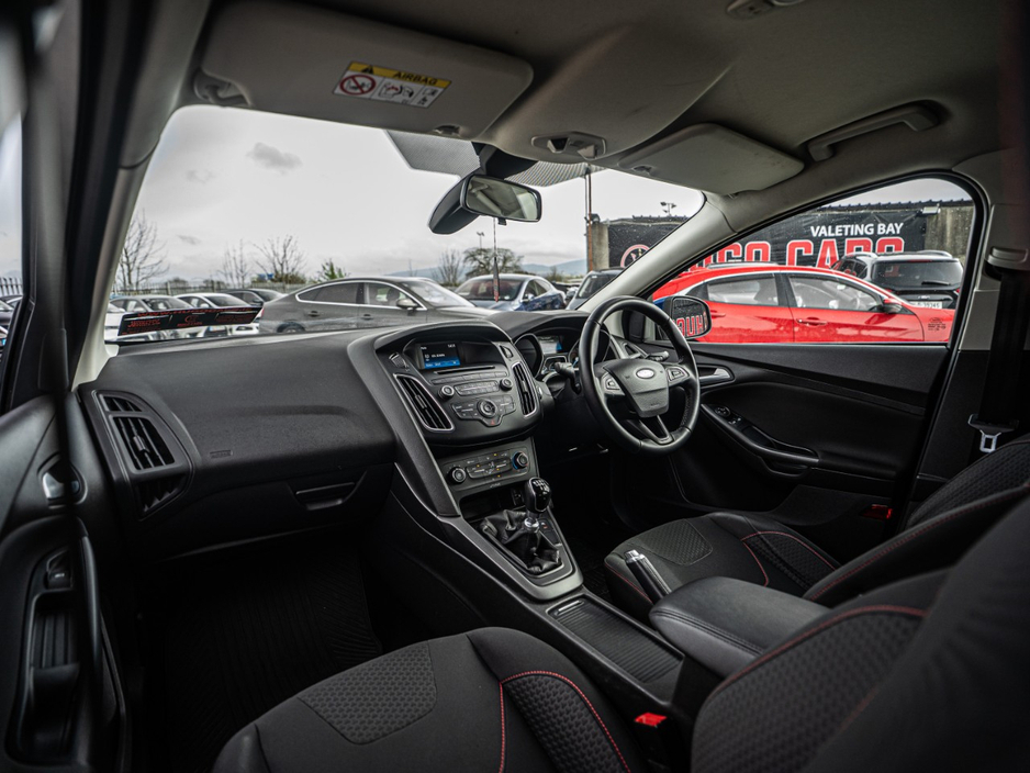 2015 Ford Focus - image 9