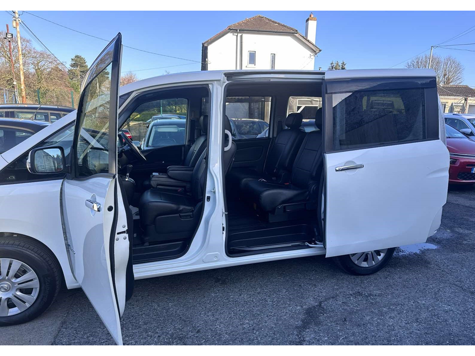2015 Nissan Serena - image 4