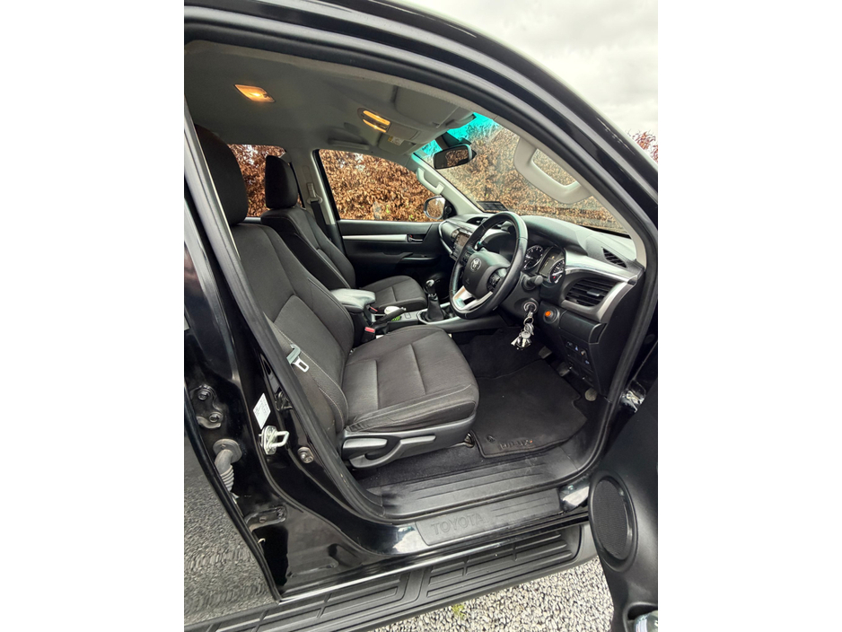 2022 Toyota Hilux - image 9