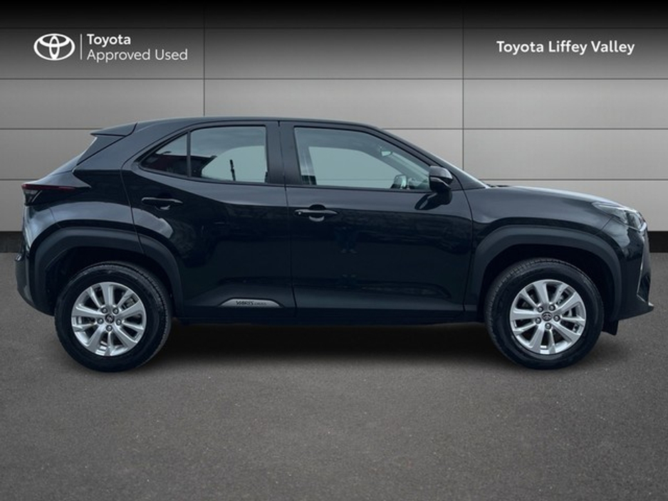 2025 Toyota Yaris Cross - image 3