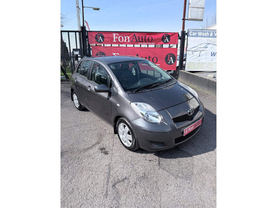 2009 Toyota Yaris - image 2