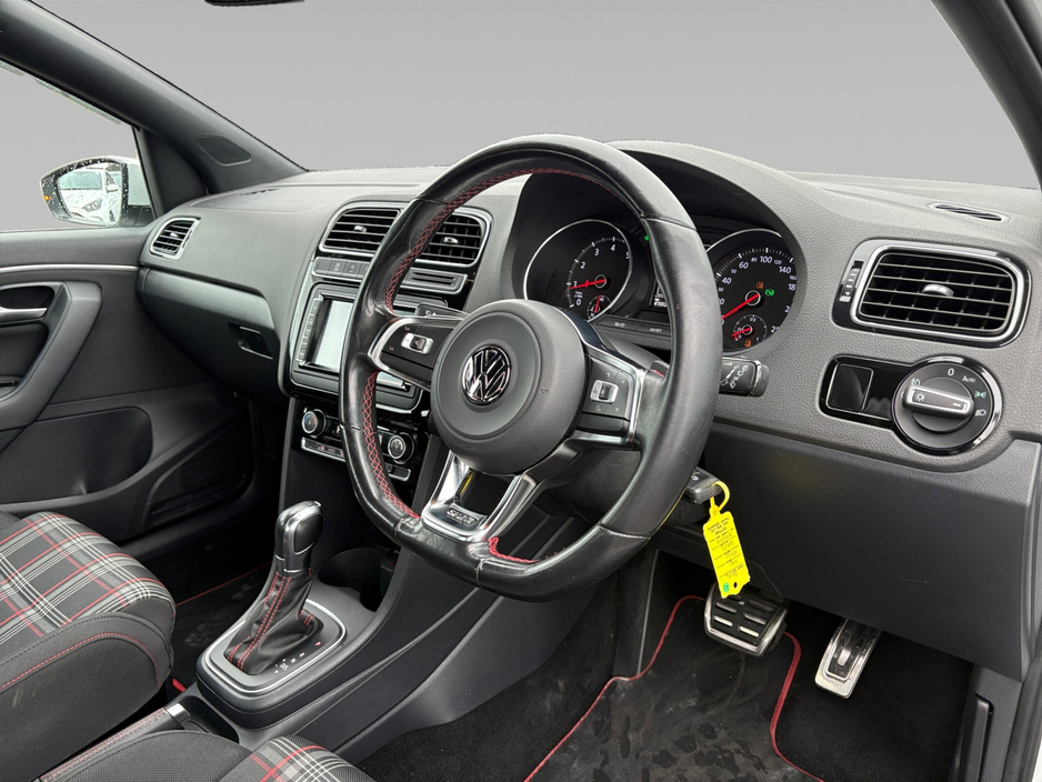 2016 Volkswagen Polo - image 14