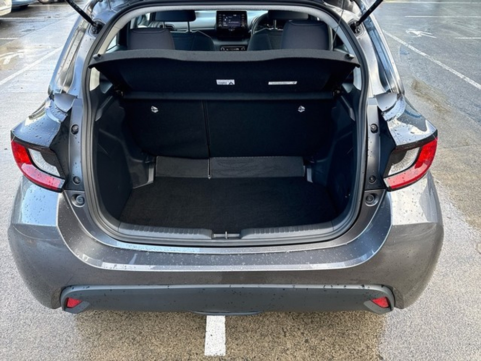 2023 Toyota Yaris HYBRID LUNA // REAR CAMERA // TOYOTA SAFETY SENSE // BLUETOOTH // AIR CON // FULL WARRANTY €23,945