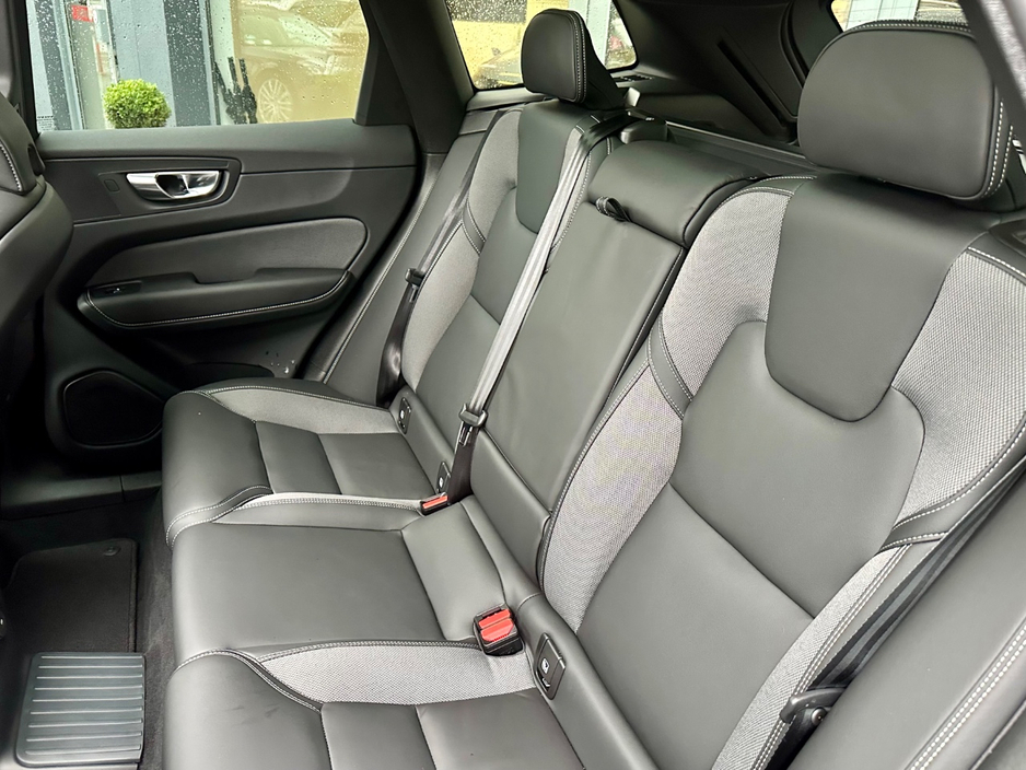 2025 Volvo XC60 - image 12