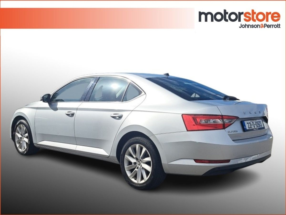 2022 Skoda Superb - image 2
