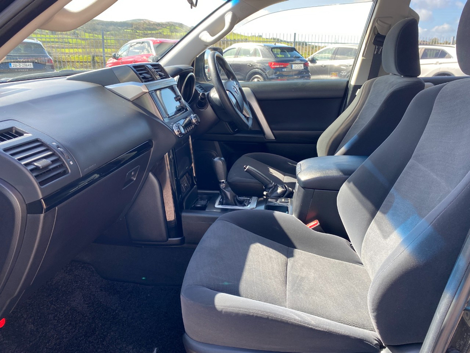 2017 Toyota Landcruiser - image 11