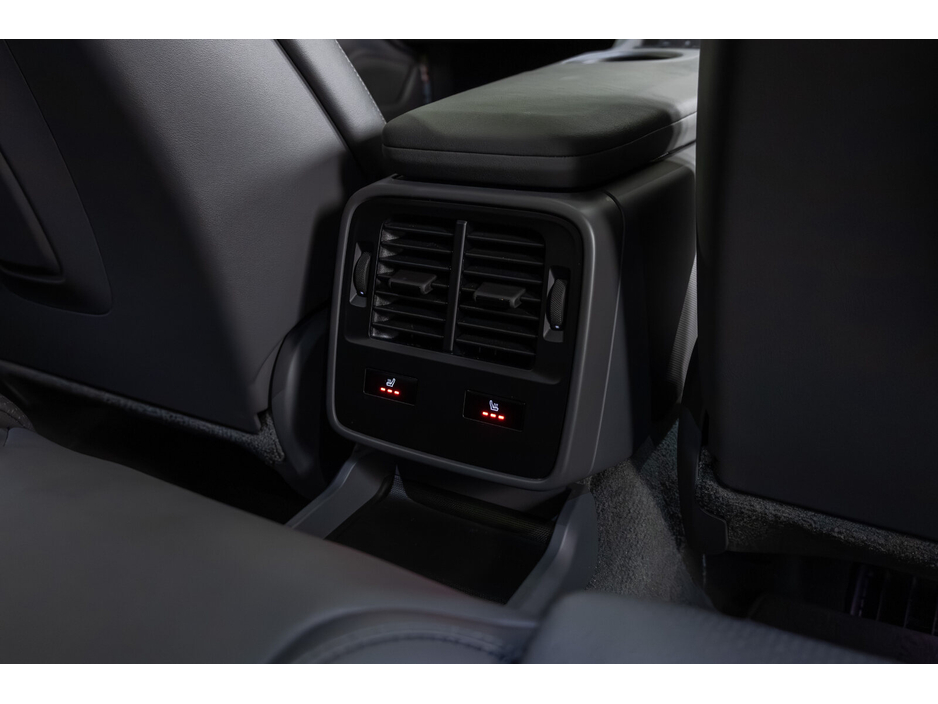 2023 Porsche Taycan - image 15